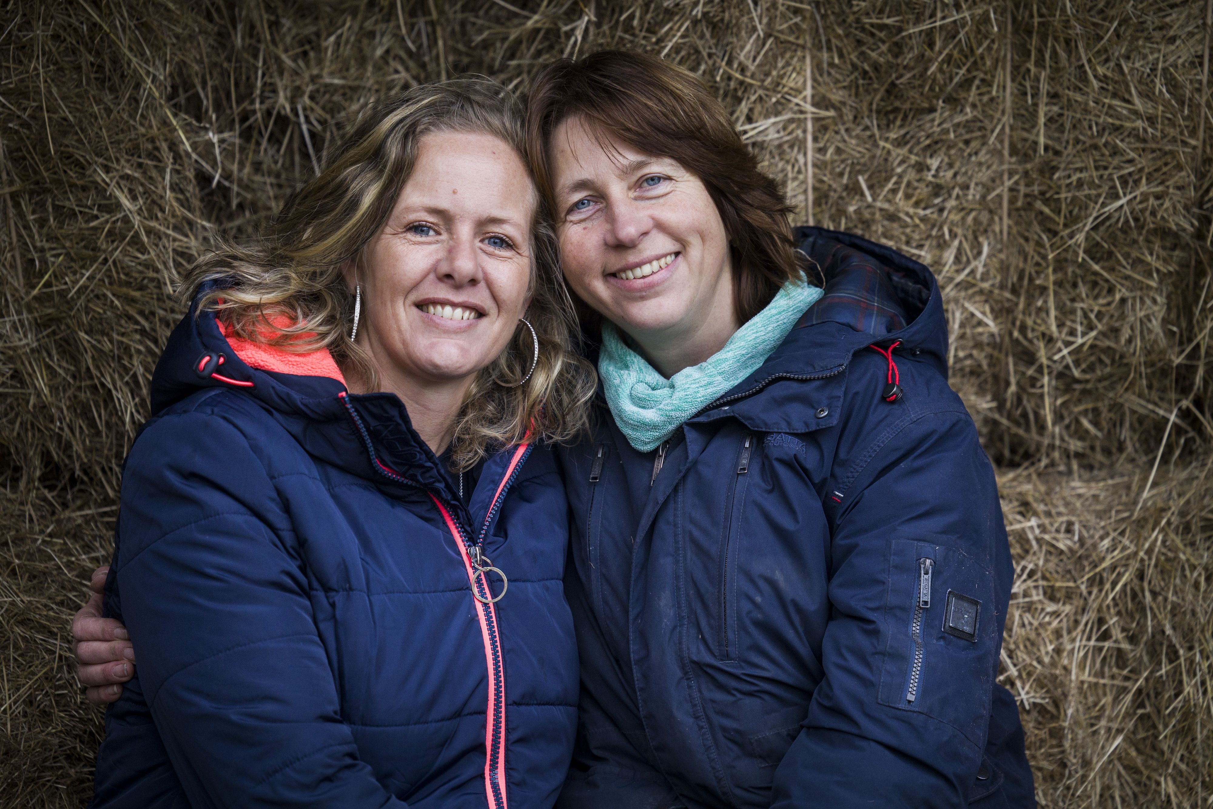 Boerin Bertie vraagt haar geliefde Rosita ten huwelijk foto