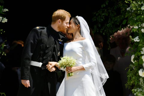 Meghan Markle y el príncipe Harry besándose tras su boda