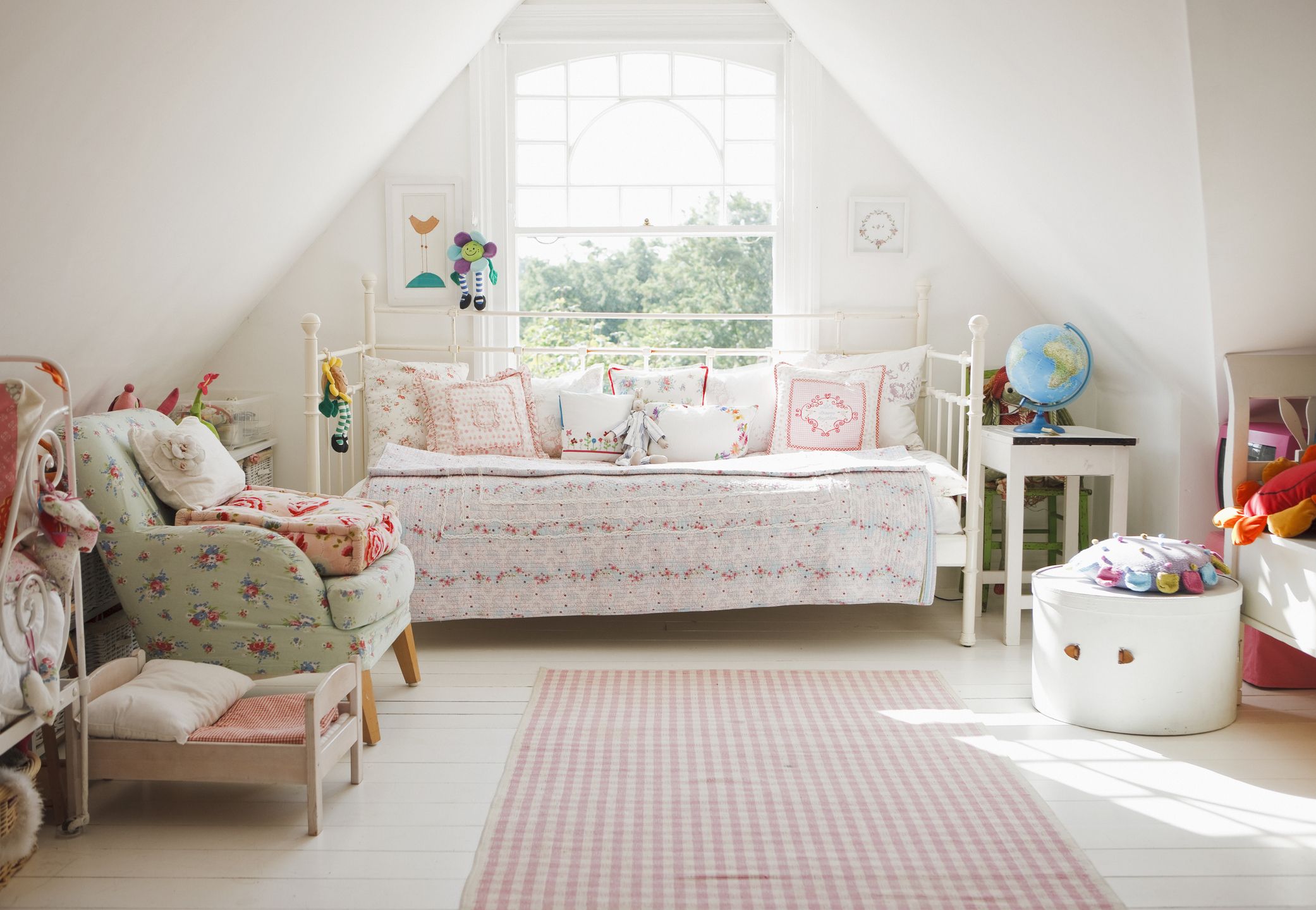 baby room with daybed