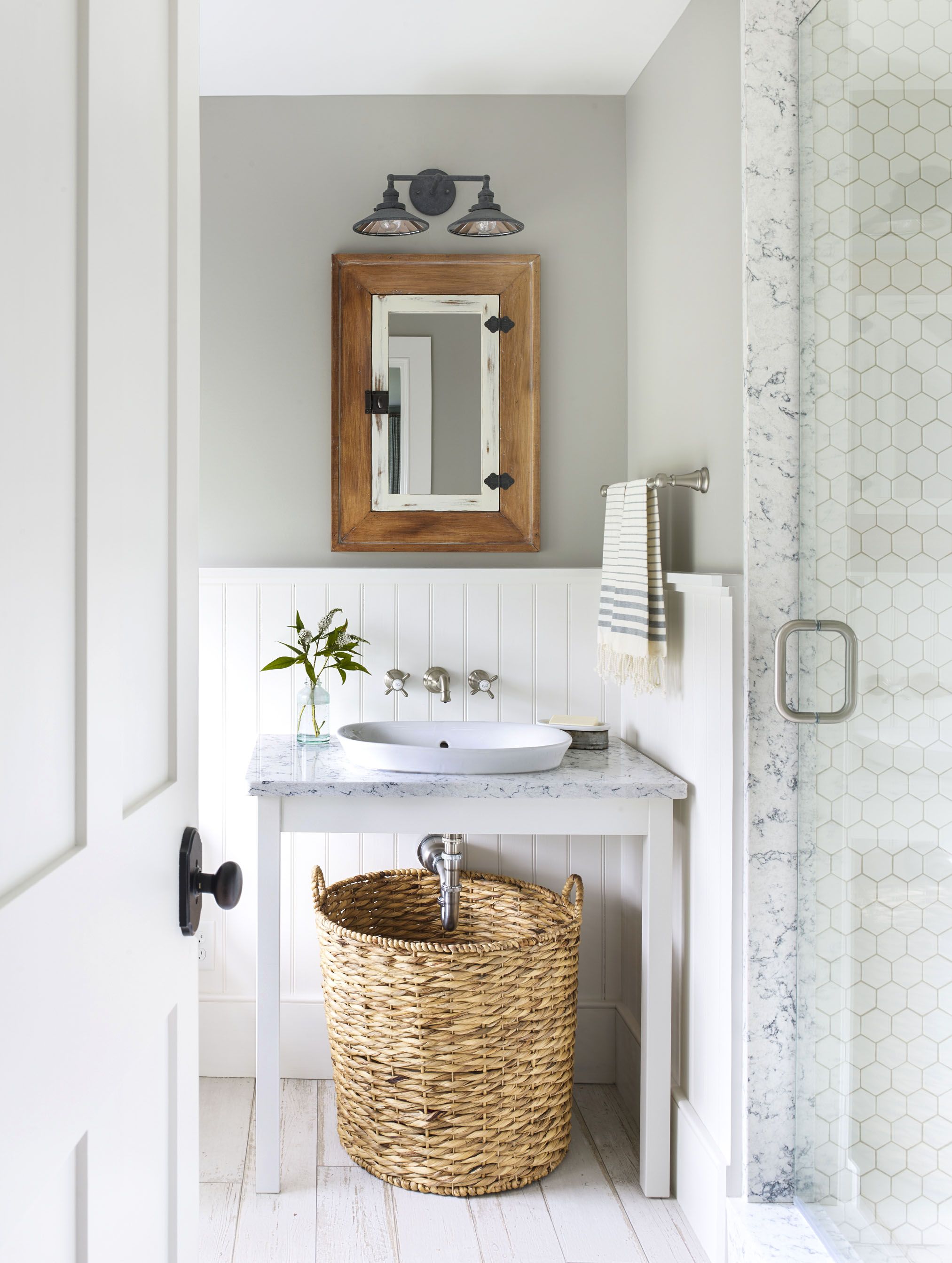 decorating bathroom countertops