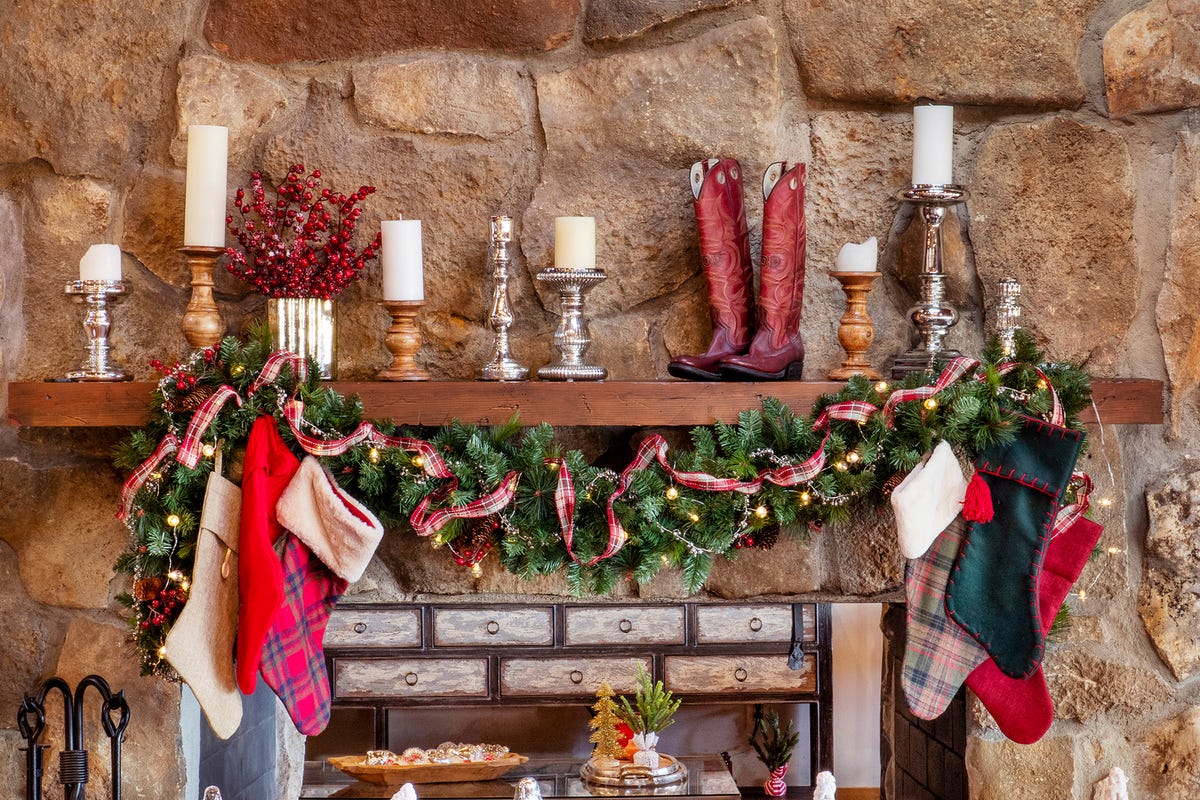 30 DIY Christmas Mantel Decor Ideas - Christmas Fireplace Decorations