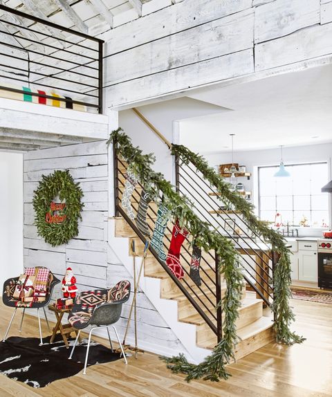 21 Best Staircase Christmas Decorations Holiday Decor For The Banister