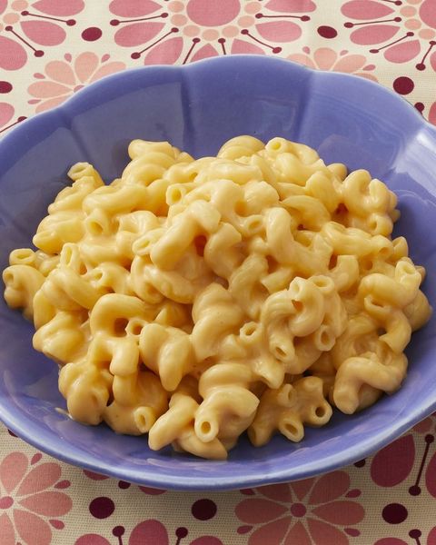 instant pot mac and cheese in purple bowl