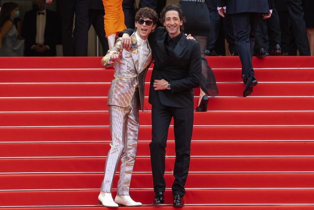 Cannes, Francia 12 luglio, gli attori Adrien Brody e Timothy Schlamt partecipano alla proiezione della trasmissione francese durante la 74a edizione del Festival di Cannes il 12 luglio 2021 a Cannes, Francia Foto di Marc BiasikeFilmmagic