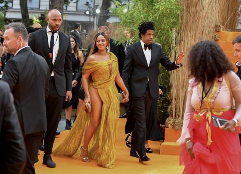 Passief Verbanning Italiaans Beyoncé Wears a Yellow Gown to Lion King Premiere in London