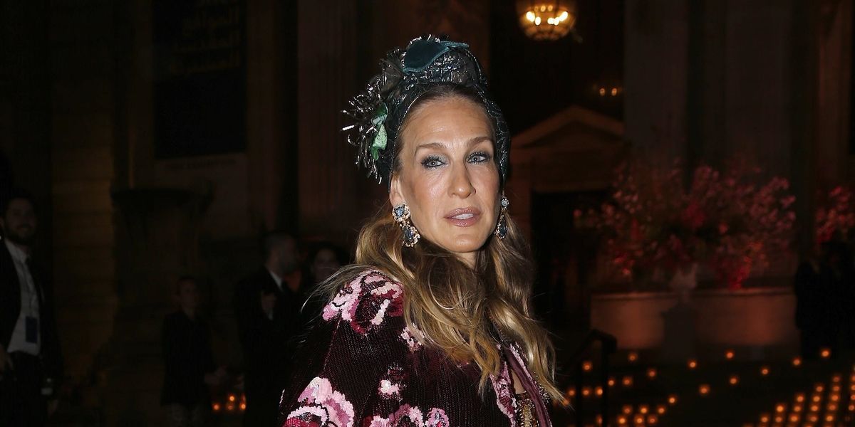 Sarah Jessica Parker Wears a Floral Cape to the Dolce & Gabbana Alta ...