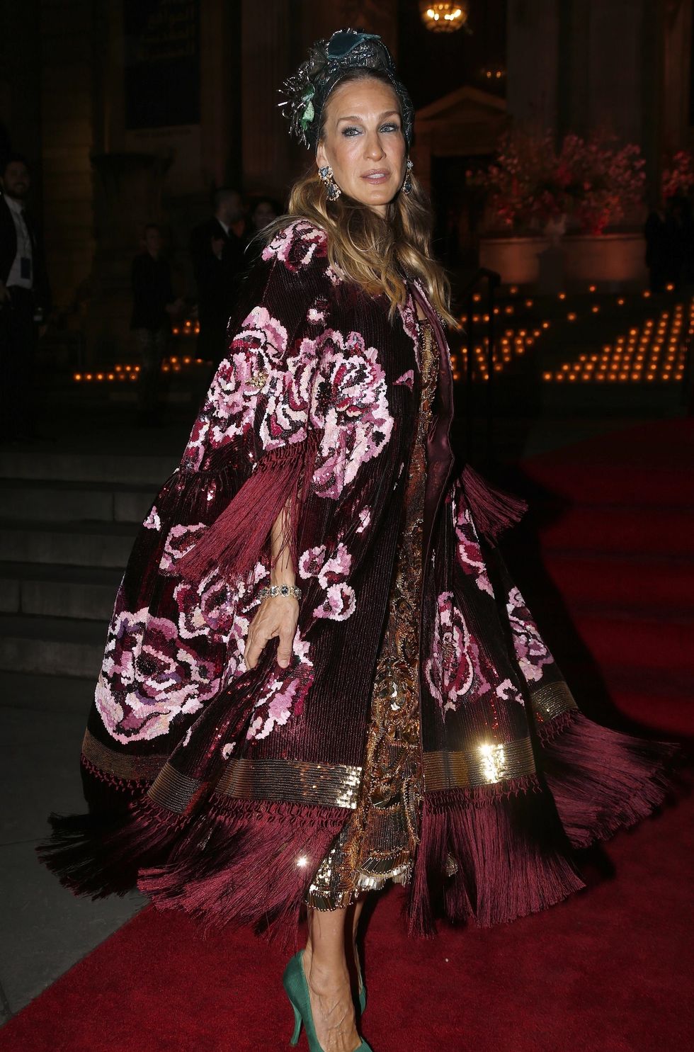 Sarah Jessica Parker Wears a Floral Cape to the Dolce & Gabbana Alta ...