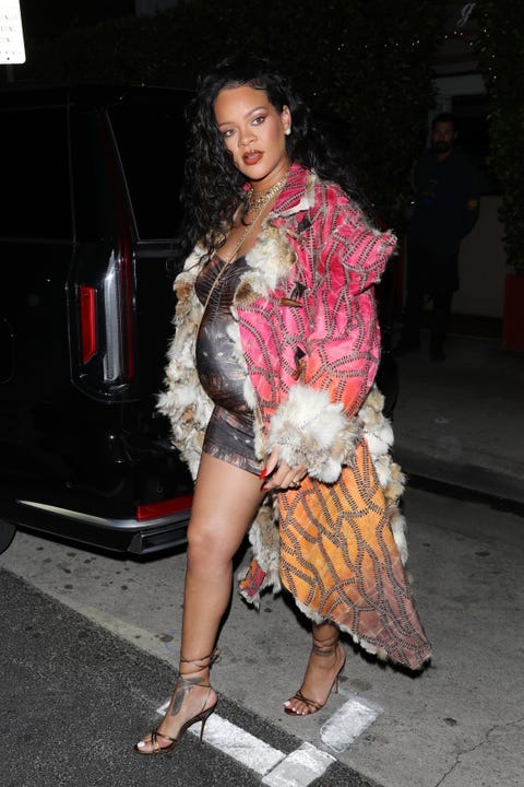 rihanna steps outside of restaurant at night