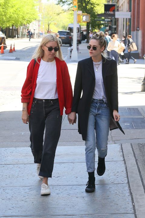 Kristen Stewart et Dylan Meyer se tiennent la main en marchant dans la rue