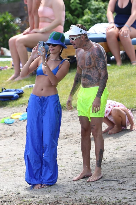 hailey bieber et justin bieber debout sur une plage