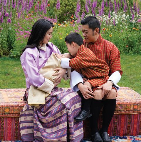 新ロイヤルベビー初お披露目 ブータン国王夫妻 第2子の写真を公開