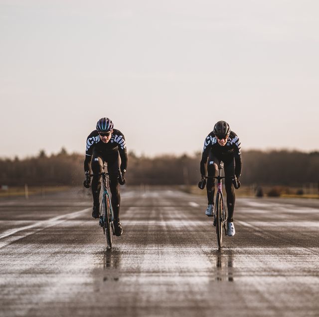 twee fietsers sprinten