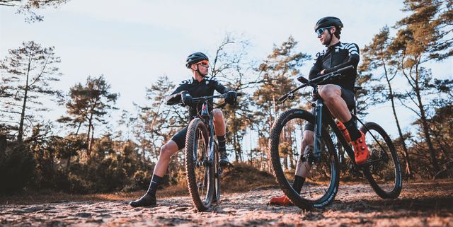 mountainbikers op een nederlands mtb parcours