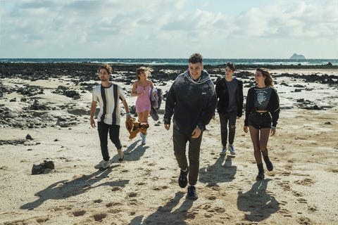 welcome to edén l to r albert barÓ as aldo, belinda pop as Africa, tomy aguilera as charly, diego garisa as ibÓN, amaia aberasturi as zoa in episode 01 of welcome to edén cr nietenetflix © 2021