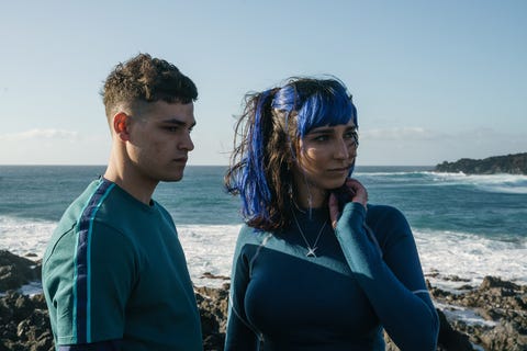 welcome to edén l to r tomy aguilera as charly, lola rodrÍguez as maika in episode 08 of welcome to edén cr nietenetflix © 2021