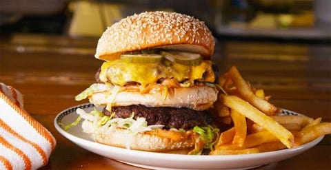 ハンバーガーをこぼさず きれいに食べる7つの方法 間違った食べ方をしていませんか