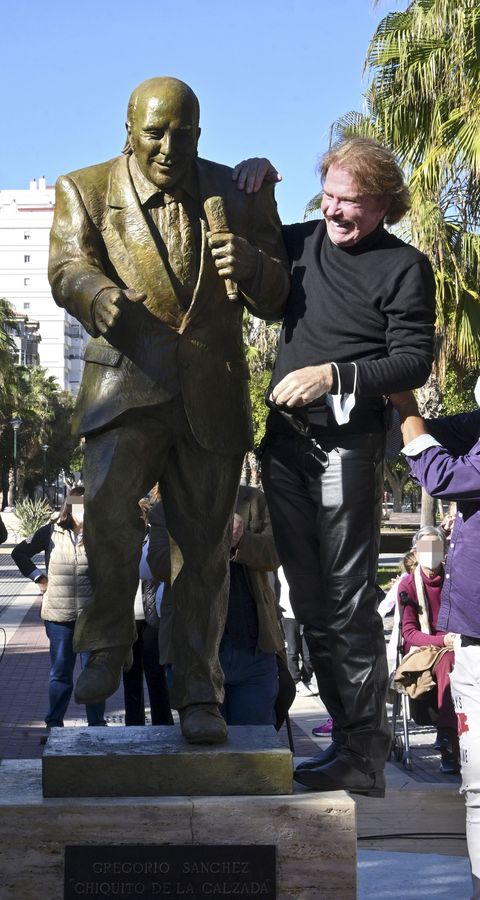edmundo arrocet posa junto a la estatua en homenaje al humorista