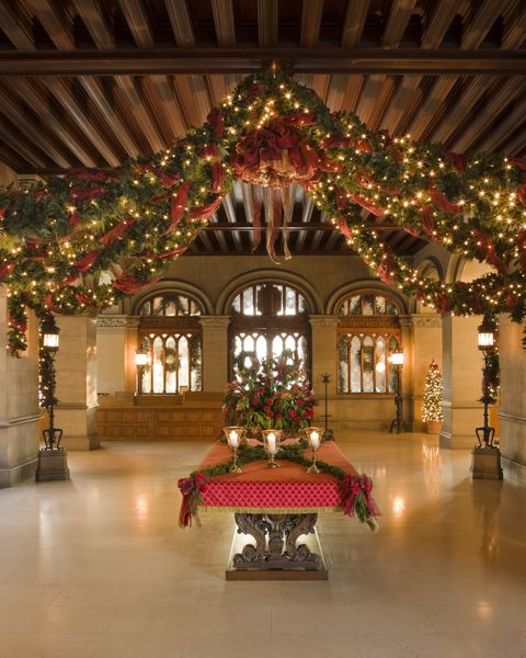 Lighting, Function hall, Building, Christmas decoration, Christmas, Architecture, Lobby, Interior design, Room, Ballroom, 