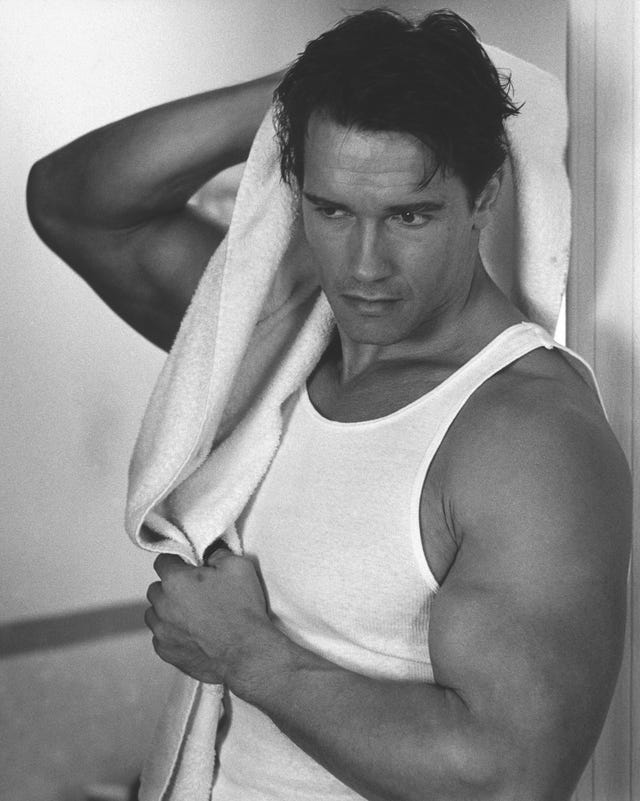 affaire crue L'acteur Arnold Schwarzenegger se sèche sur le tournage du film Raw Deal, 1986 Photo de Juergen VollmerpopperfotoGetty Images