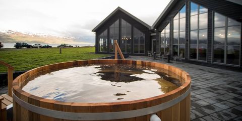 Water, Jacuzzi, Jacuzzi, House, Architecture, Swimming pool, Building, Home, Leisure, Thermal bath, 