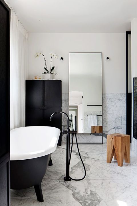 15 Chic Black Bathrooms And White Decorating Ideas - What Colour Accessories Go With Black And White Bathroom
