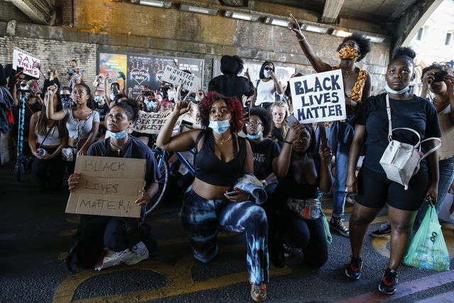 vrouwen tijdens een black lives matter protest
