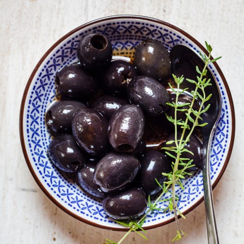 Schwarze Oliven in Schale mit Thymian