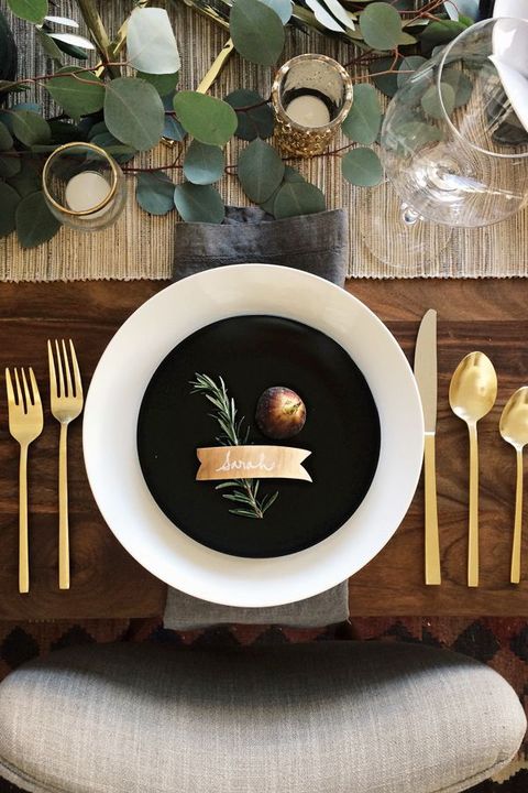 50 Best Thanksgiving Table Decor Ideas, Black White And Gold Table Set Up