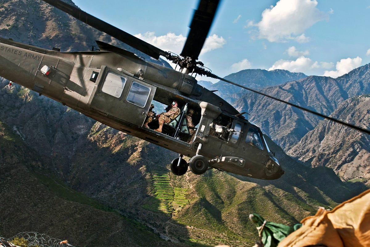 Why The Uh 60 Black Hawk Is Such A Badass Helo