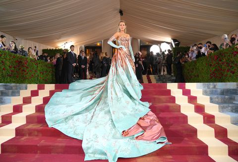 blake lively in versace dress inspired by new york architecture and gossip girl at the met gala 2022
