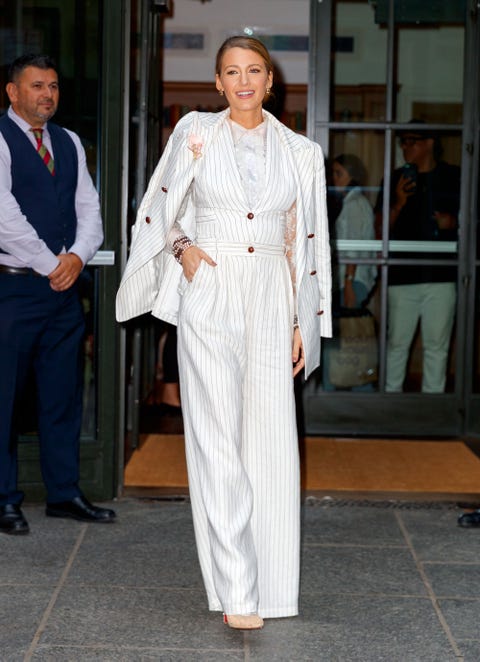 blake lively reinventa el vestido de novia en su último look - el