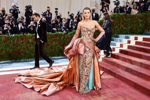 blake lively en la gala met 2022 con vestido de versace﻿