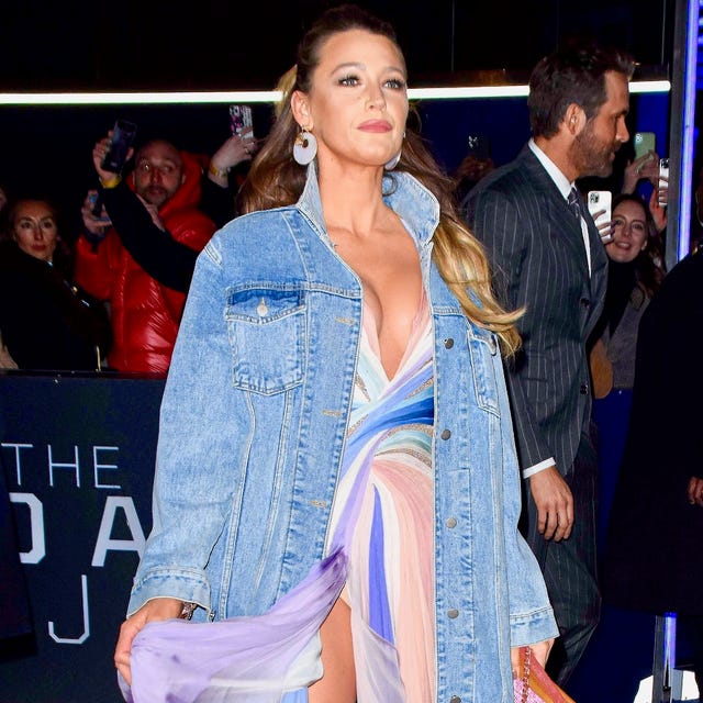 Blake Lively: vestido de diosa griega y cazadora vaquera XXL Blake Lively: vestido de diosa griega y cazadora vaquera XXL