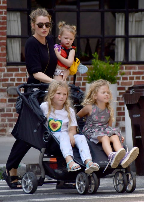 Blake Lively presume de sus tres hijas la actriz carga con sus retoños, una en brazos y dos en carrito