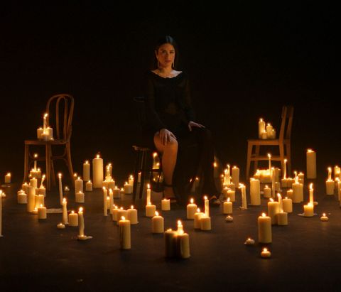 la cantante, rodeada de velas, en un momento del videoclip