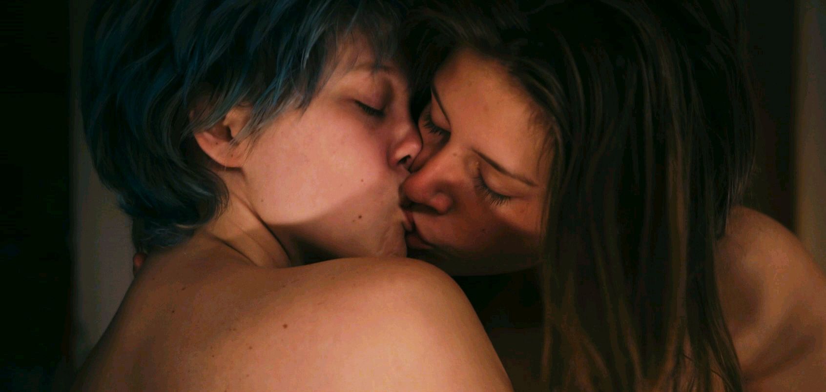 Mainstream scenes reluctant lesbian seduction
