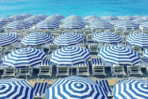 Sombrillas azules en la playa.