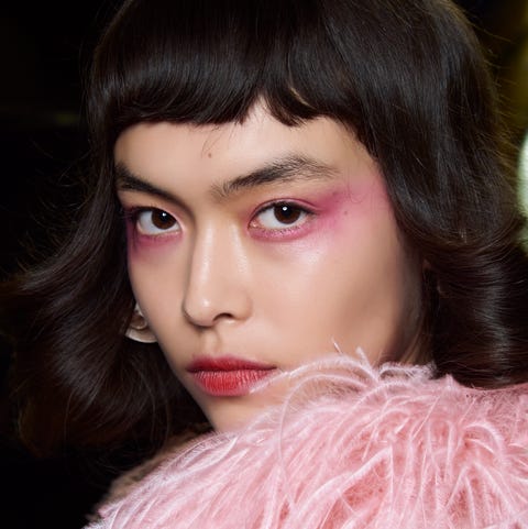21年春夏ビューティトレンド 最旬春夏メイクは目元も口元もぼかす ハーパーズ バザー Harper S Bazaar 公式 21年春夏ビューティトレンド 最旬春夏メイクは目元も口元もぼかす ハーパーズ バザー Harper S Bazaar 公式