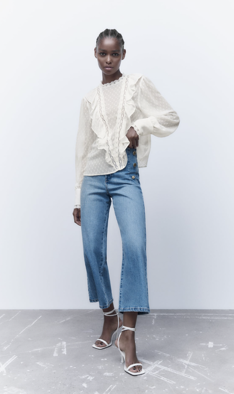 Zara tiene la blusa blanca combinar con 'jeans'
