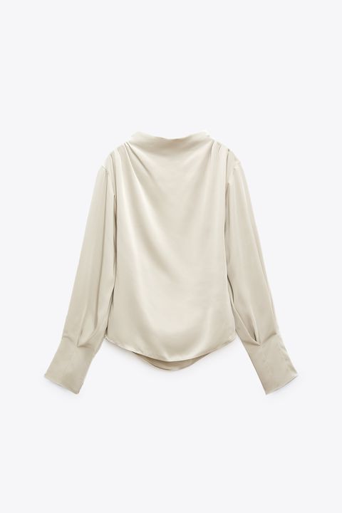 Llevando enlace Barriga La blusa de espalda abierta de 27 € más espectacular de Zara