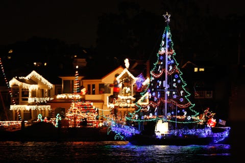 barcos e iates participam do desfile de barcos de natal de newport beach