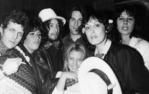 1976年8月18日、カリフォルニア州ロサンゼルスにあるライブハウス「ロキシー・シアター」で開催されたロニー・ブレイクリーのコンサートの舞台裏で撮影された記念写真。﻿左から、デヴィッド・ブルー、レイニー・カザン、ボブ・ディラン、ロバート・デ・ニーロ、サリー・カークランド、ロニー・ブレイクリー、マーティン・ゲッティ。