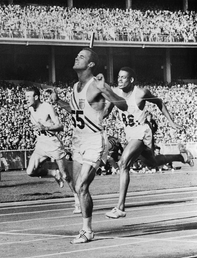 bobby joe morrow cruza en primer lugar en la final de los 200 metros en los juegos olímpicos de melbourne 1956,