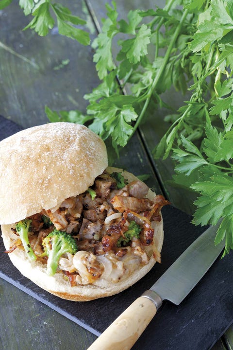 Bocadillos de porchetta, brécol y provolone bocadillos de porchetta, brócoli y provolone