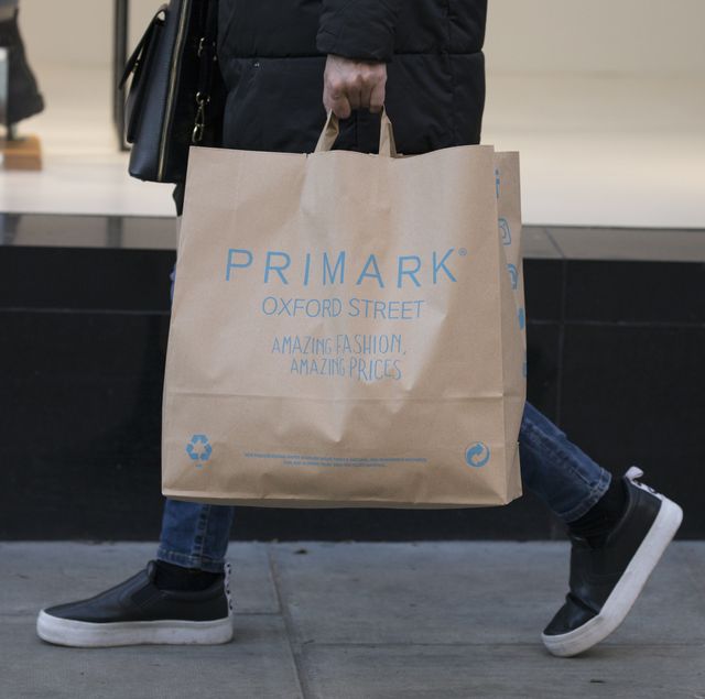 primark convierte sus bolsas en papel de regalo para navidad