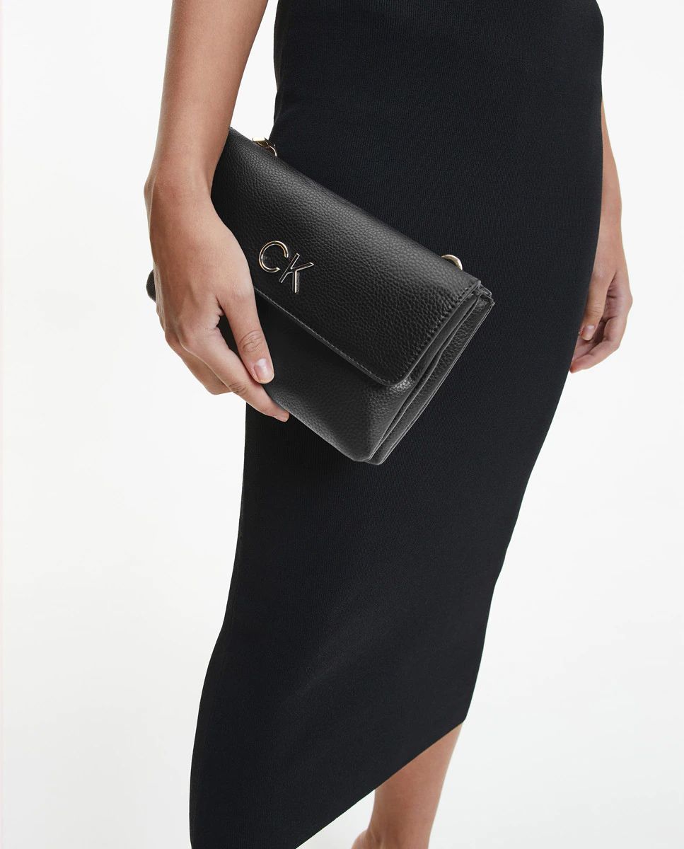 Atenta: el bandolera minimal clásico básico negro de Calvin Klein rebajado a 55 € en El Corte Inglés