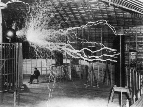 Descarga de rayos de electricidad en el laboratorio de Nikola Tesla.