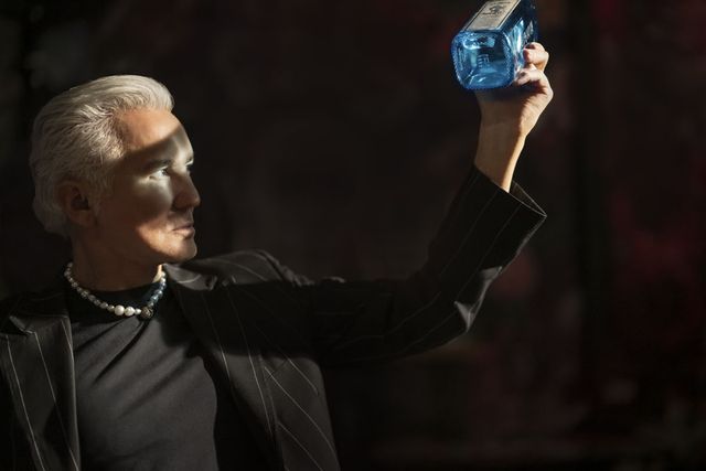 la imagen muestra a baz luhrmann sosteniendo una botella para ilustrar un reportaje sobre la nueva campaña de bombay sapphire