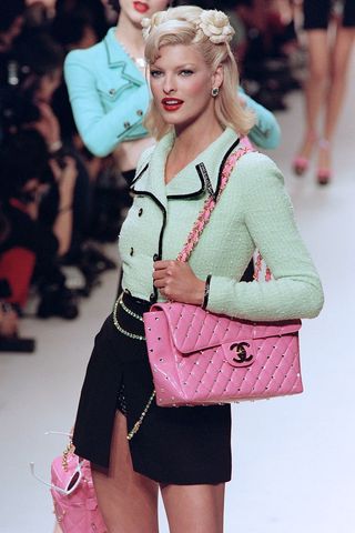 Moda 2022: perchè il momento migliore per comprare una borsa Chanel