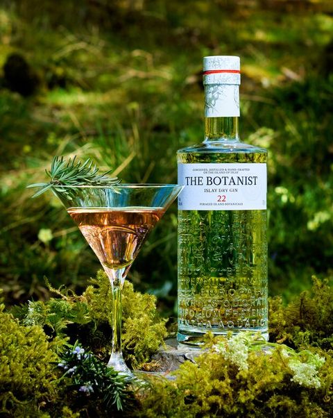 the botanist islay dry gin, rose martini, takje rozemarijn, cocktail in het bos